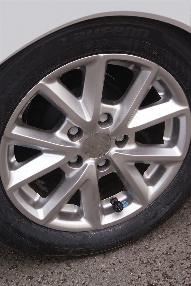 Sistem TPMS wireless pentru monitorizare presiune pneuri auto cu display LCD