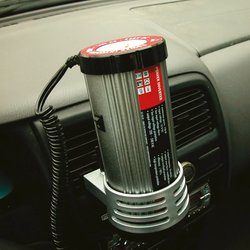 Invertor auto 12V la 220V 150W tip doză Carpoint, compact și sigur