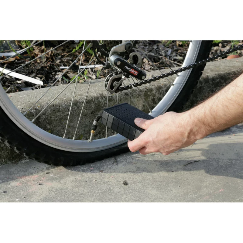 Compresor aer Mini pentru motocicleta si bicicleta cu baterii 8xLR6 AA Lampa