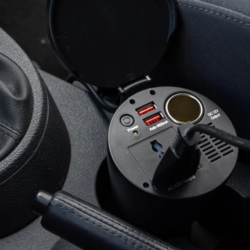 Invertor auto 12V la 220V 150W cu 2 porturi USB si priza DC