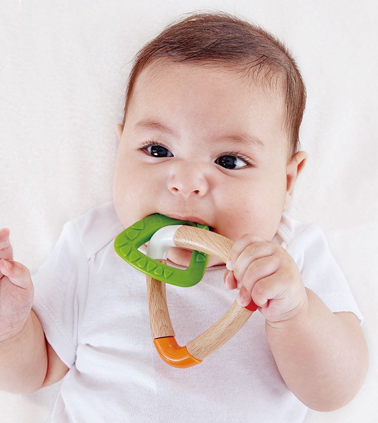 Jucărie de dentiție Hape triunghi dublu din silicon și lemn pentru bebeluși