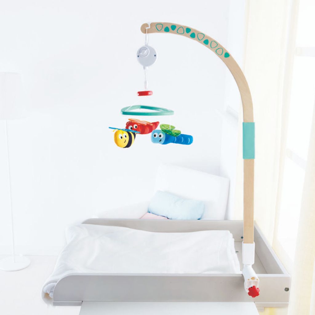 Carusel muzical pentru patut si masa de infasat Hape, din lemn