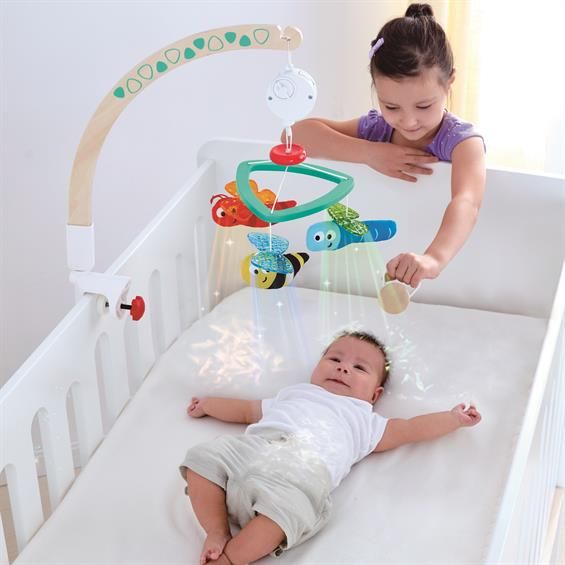 Carusel muzical pentru patut si masa de infasat Hape, din lemn