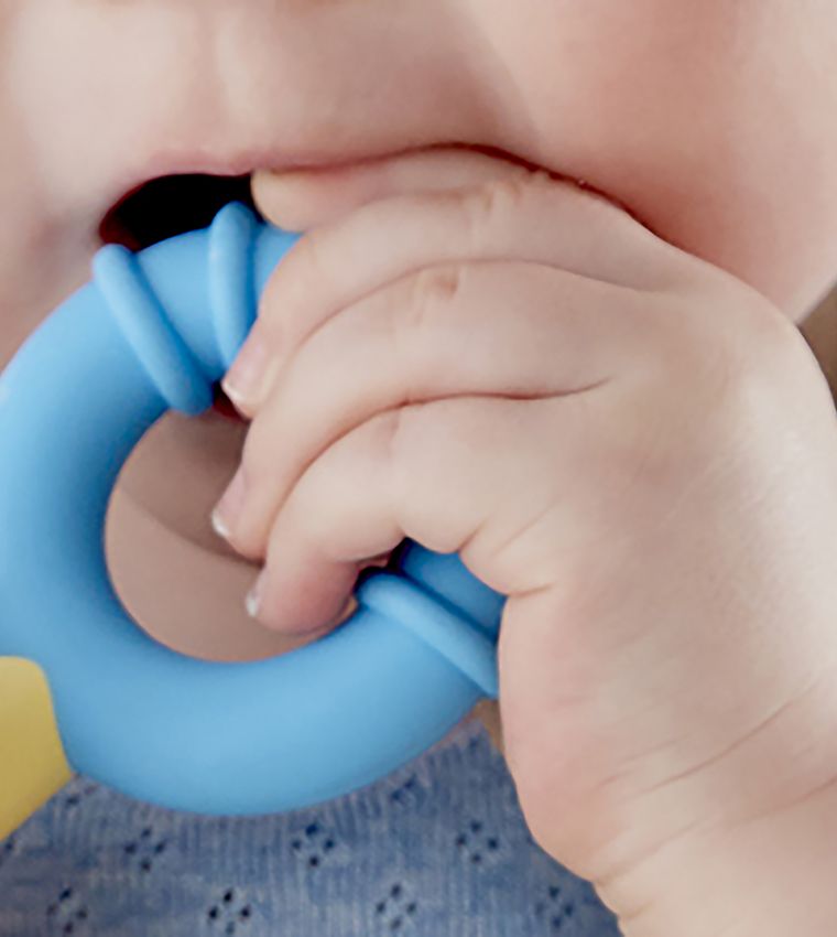 Zornăitoare cu inele Hape pentru dentiție, jucărie senzorială 0+ luni