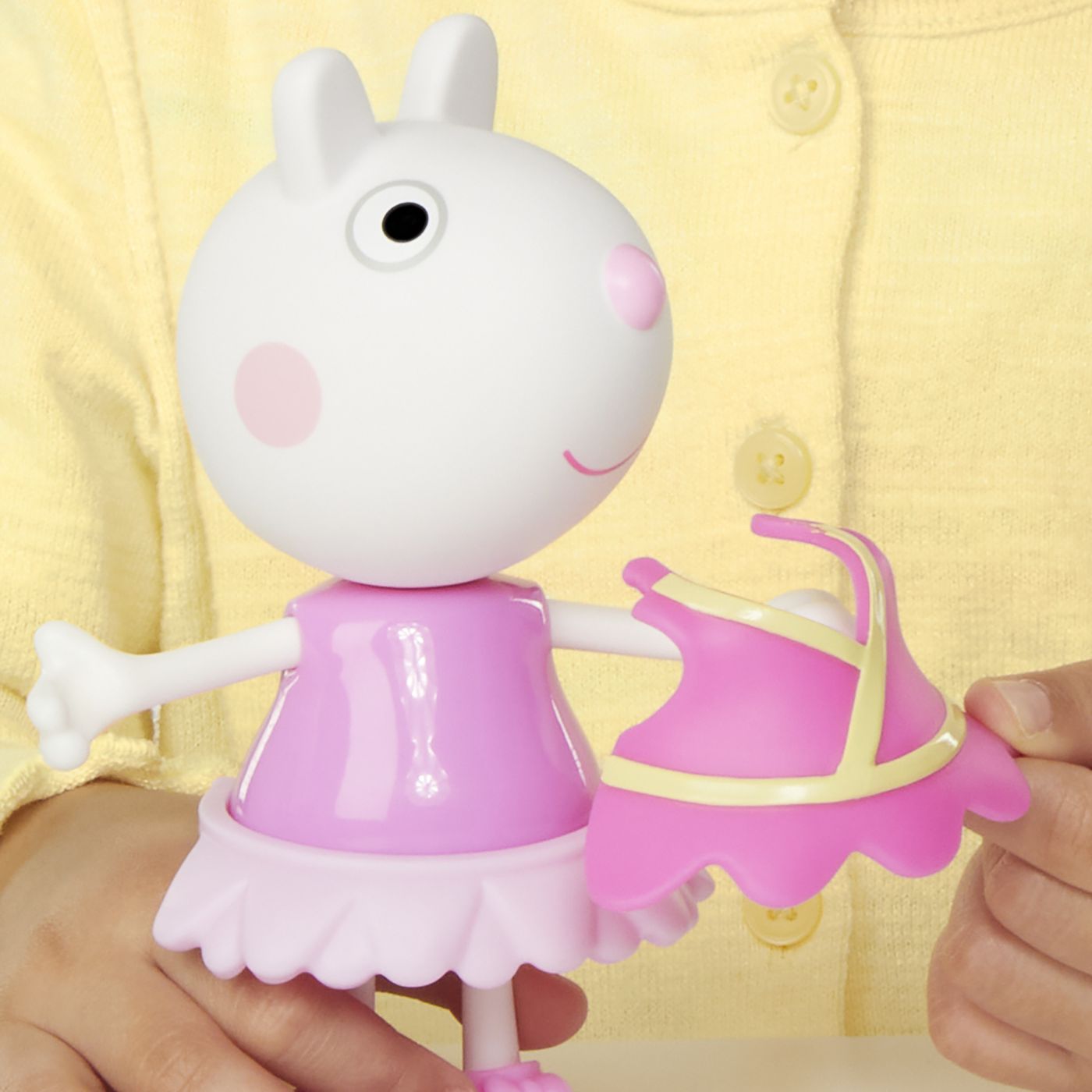 Figurina Peppa Pig Oita Suzy 15 cm cu accesorii vestimentare