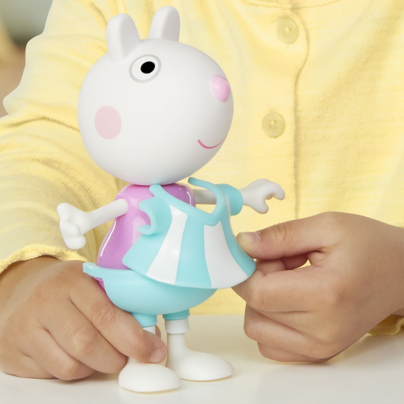 Figurina Peppa Pig Oita Suzy 15 cm cu accesorii vestimentare