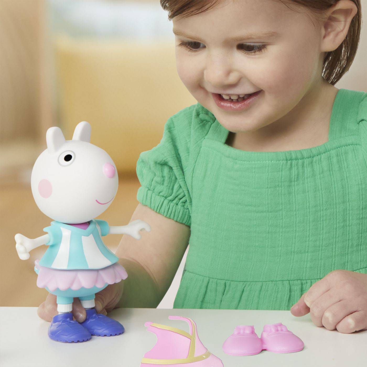 Figurina Peppa Pig Oita Suzy 15 cm cu accesorii vestimentare