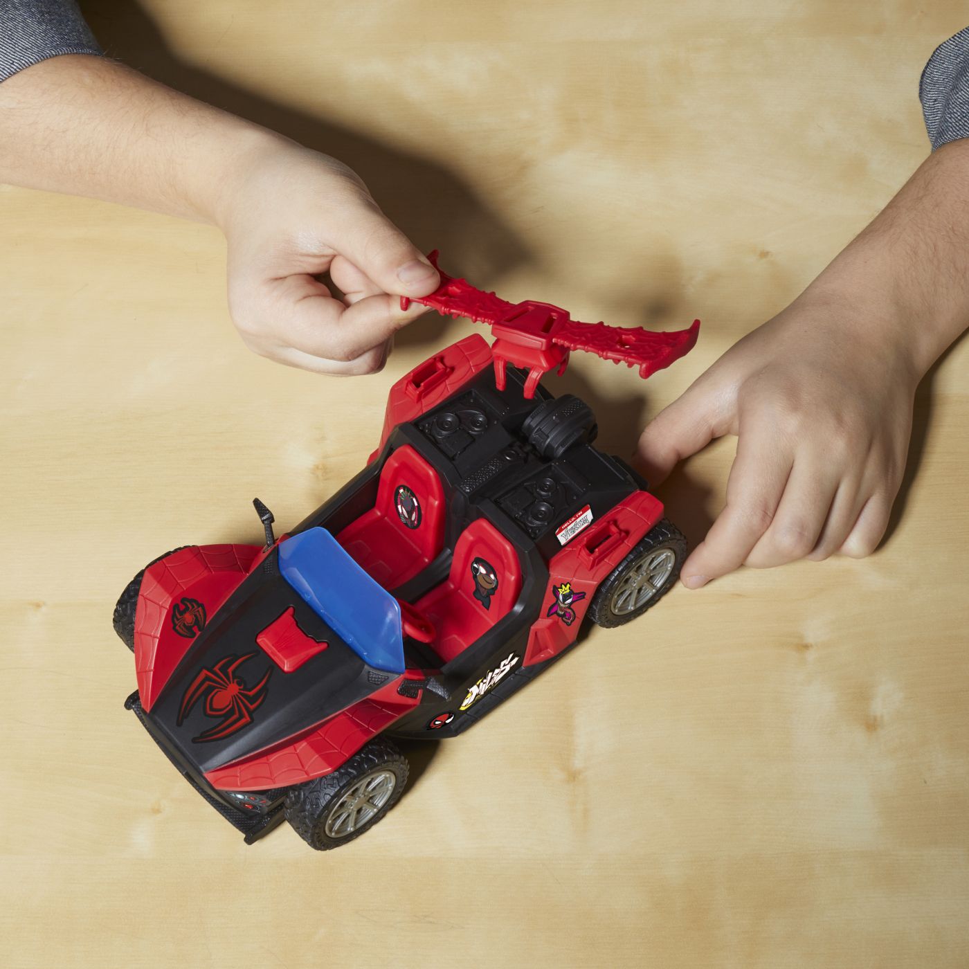 Set Marvel Spider-Man Miles Morales cu mașină lansator și figurină