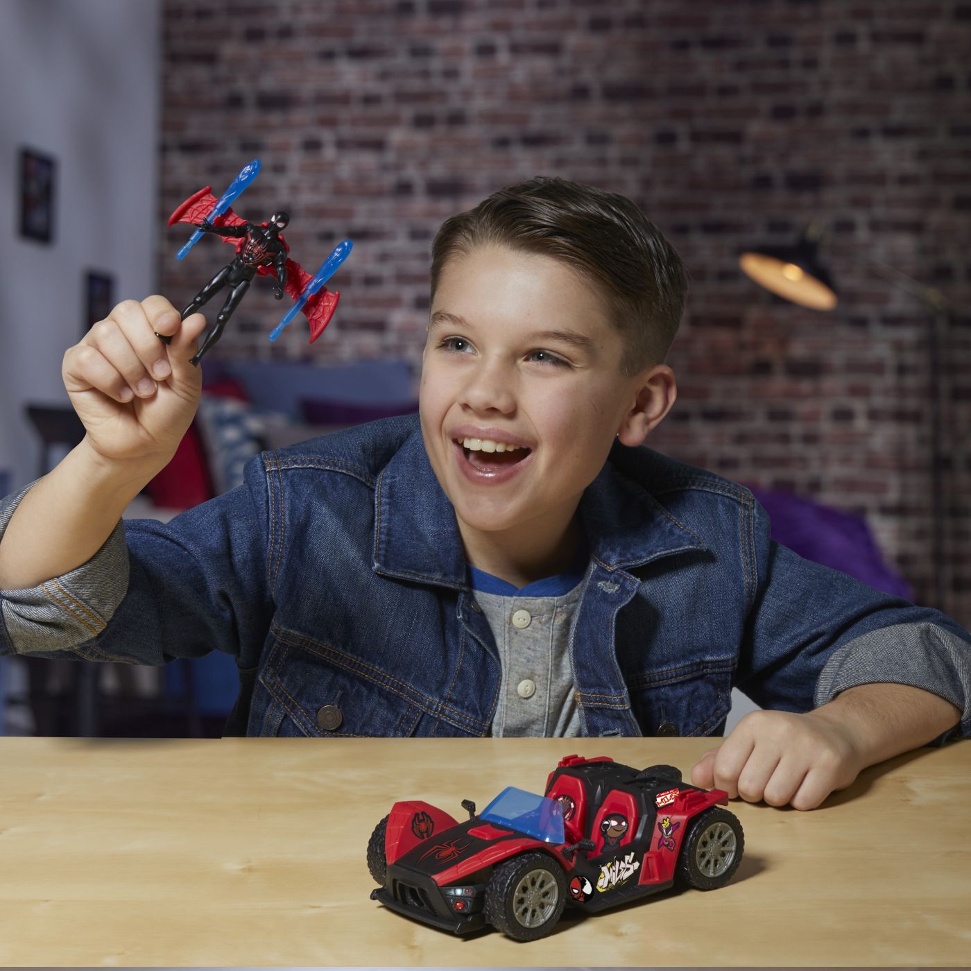 Set Marvel Spider-Man Miles Morales cu mașină lansator și figurină