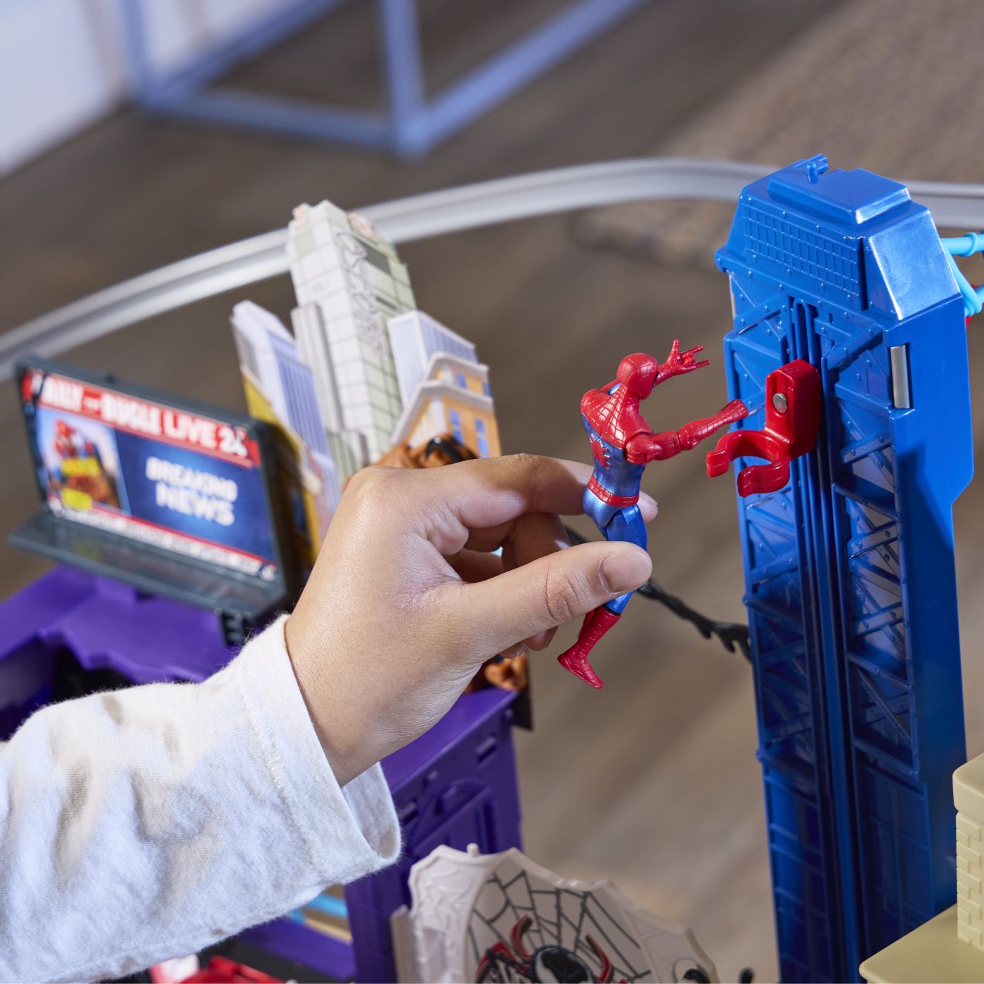 Set de joaca Marvel Spider-Man cu Venom si oras Web Slinging