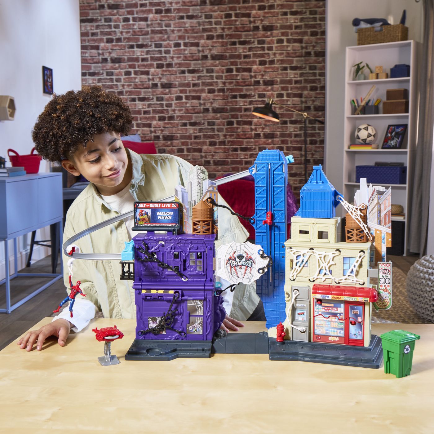 Set de joaca Marvel Spider-Man cu Venom si oras Web Slinging