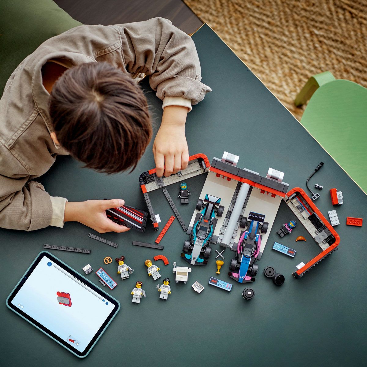 LEGO CITY GARAJ F1 SI MASINI MERCEDES-AMG SI ALPINE 60444