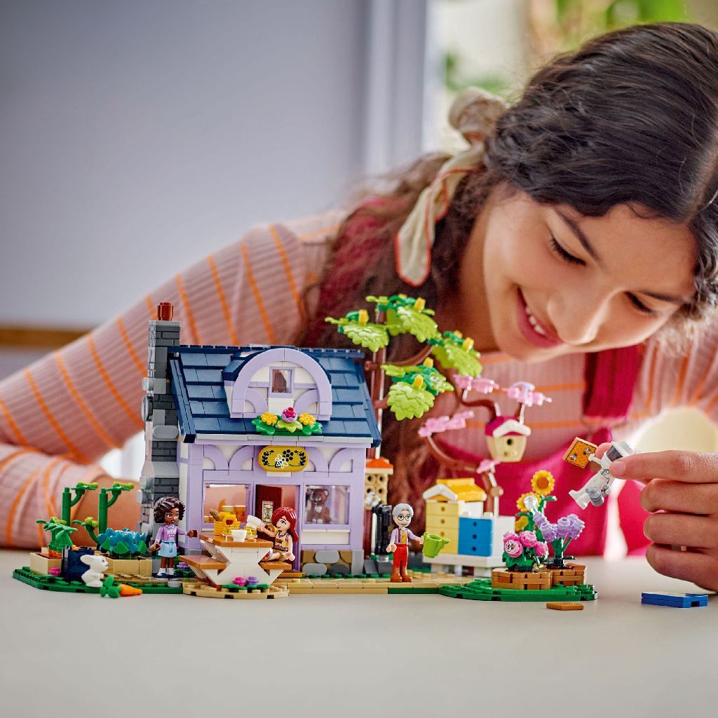 LEGO FRIENDS CASA APICULTORILOR SI GRADINA CU FLORI 42669