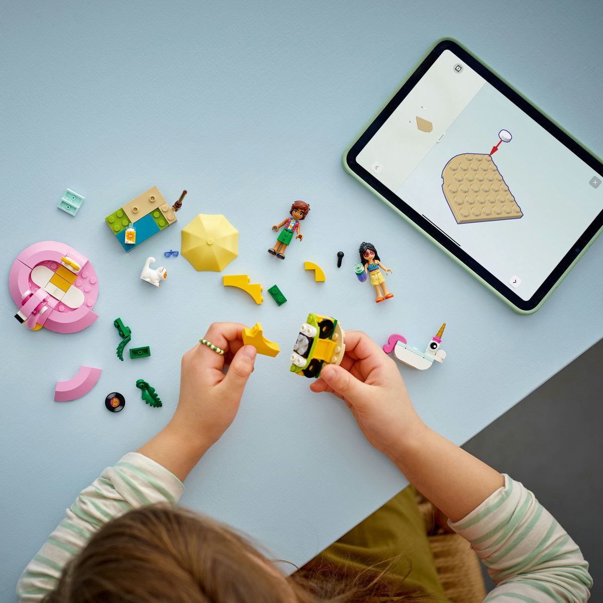 LEGO FRIENDS PETRECERE LA PISCINA CU UNICORNUL SI FLAMINGO 42658