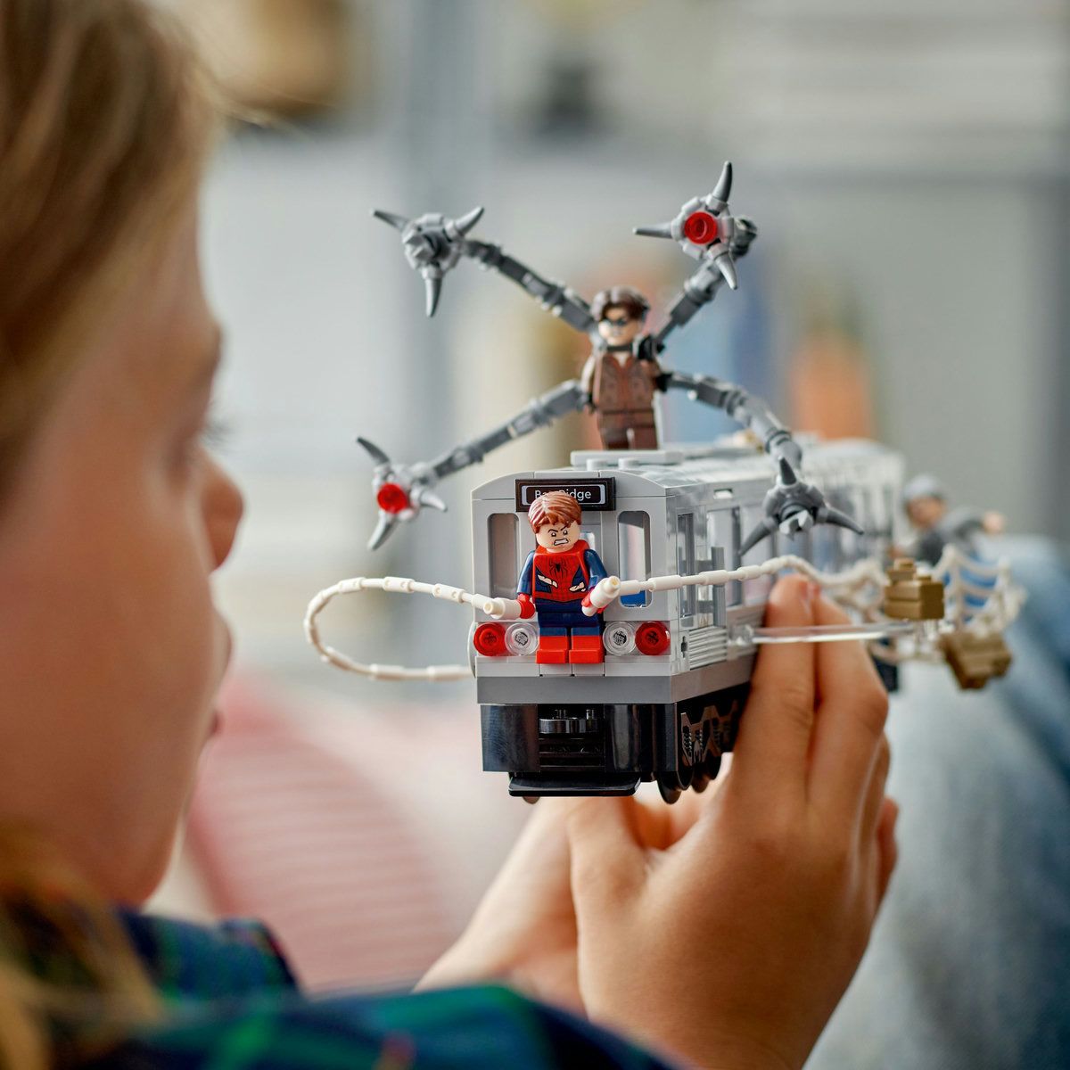 LEGO MARVEL LUPTA PE ACOPERISUL TRENULUI OMUL PAIANJEN SI DOC OCK 76321