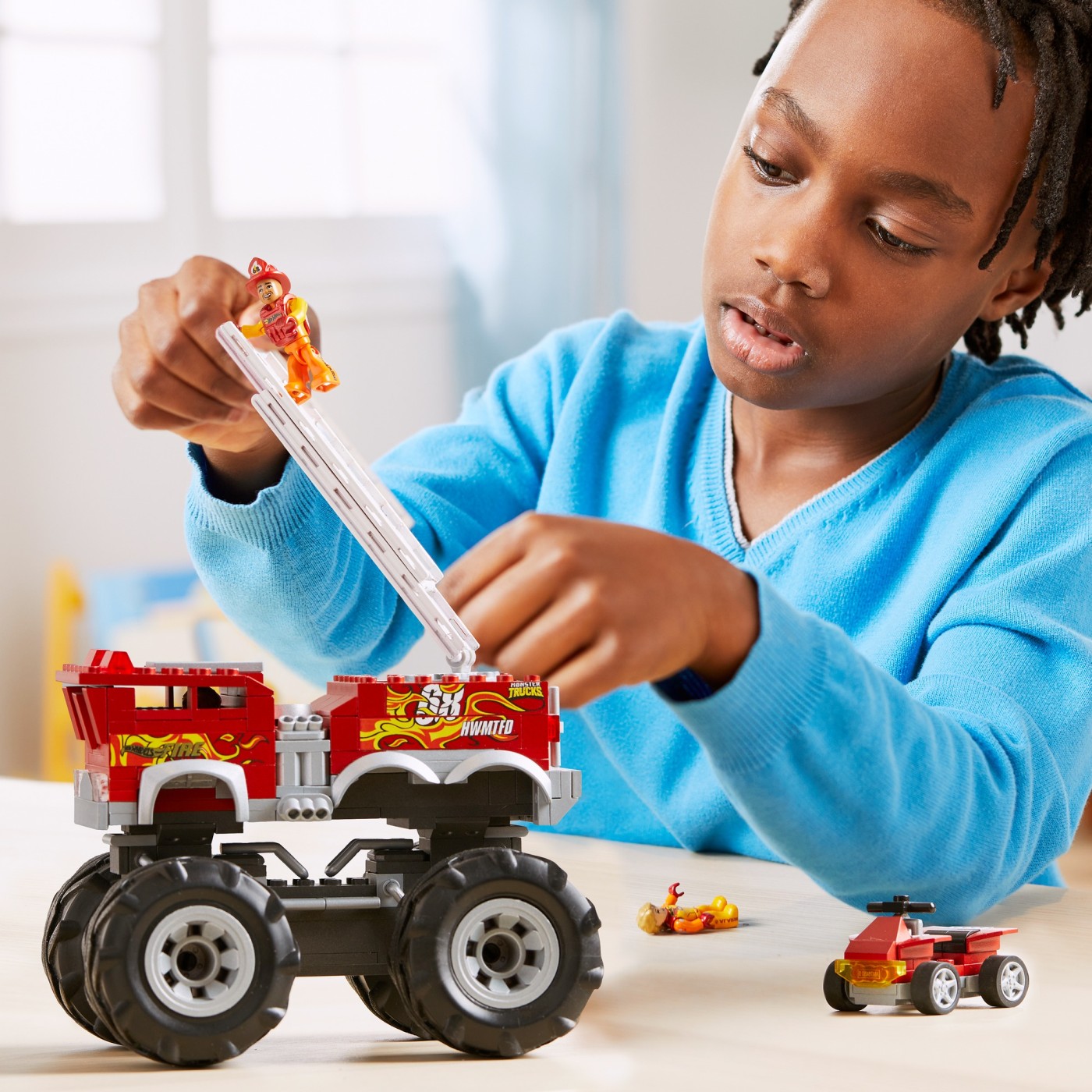 Set construcție Hot Wheels Monster Truck 5 Alarm cu figurină, 284 piese