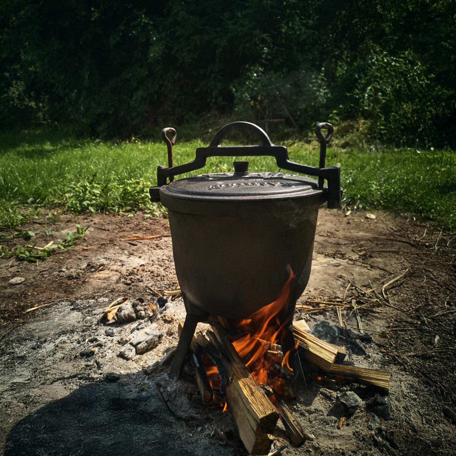 Ceaun vanatoresc din fonta, cu capac si picioare pentru gatit in aer liber, 5L, 25x42 cm, negru Household NewTrend