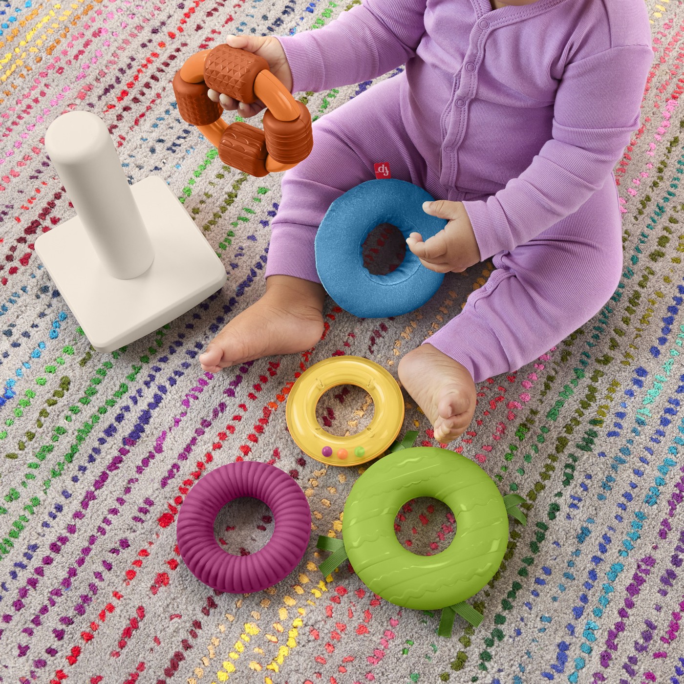 Piramidă senzorială Fisher-Price cu 5 inele texturate, 6 luni+