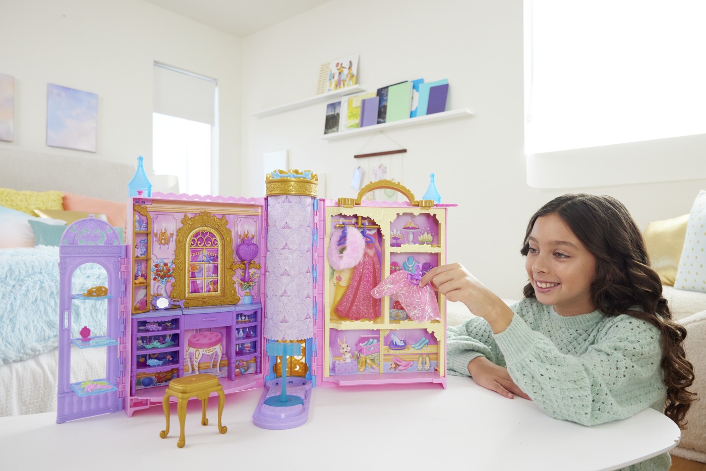 Set Disney Princess pentru pregătire de bal, 25 accesorii și joc portabil