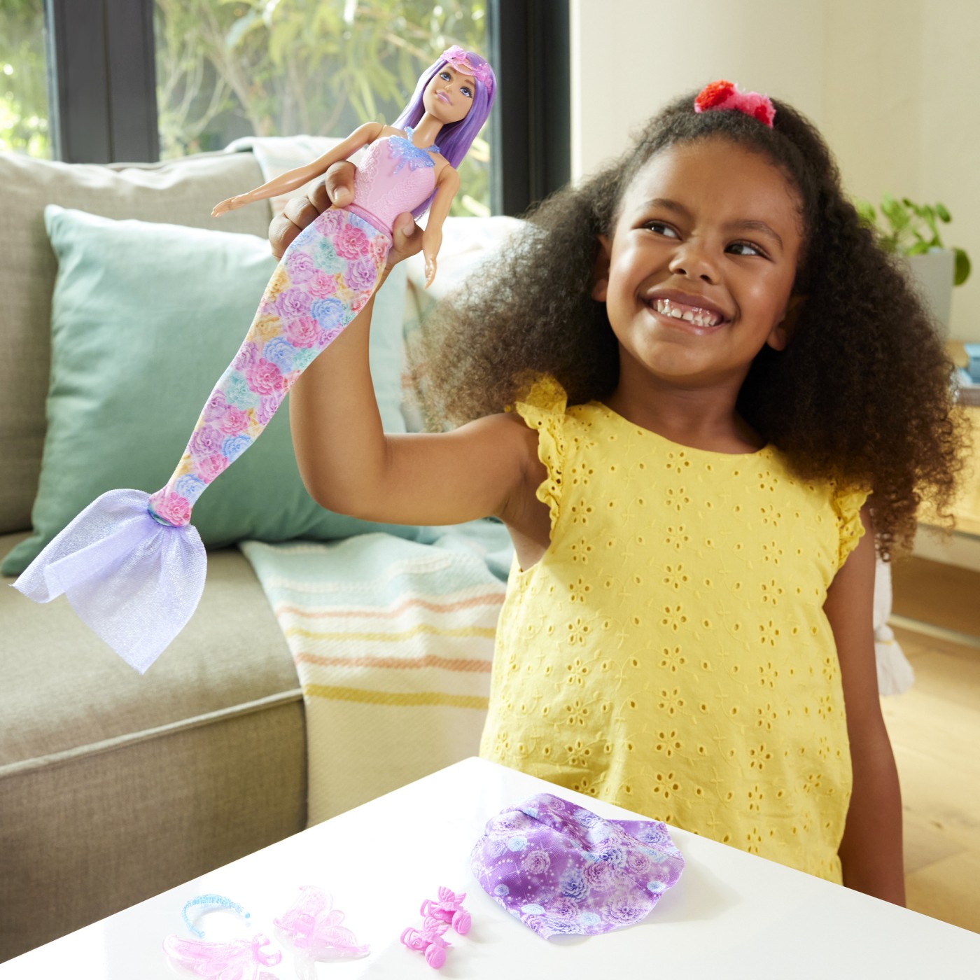 Papusa Barbie Fantasy zana-sirena cu 10+ look-uri si accesorii