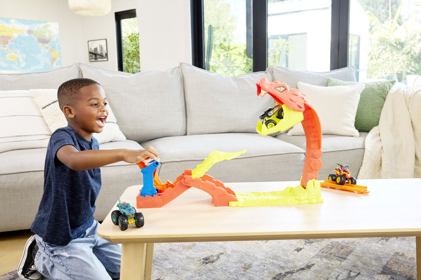 Set de joaca Hot Wheels Monster Trucks Pista cu Bone Shaker si Sarpele Urias