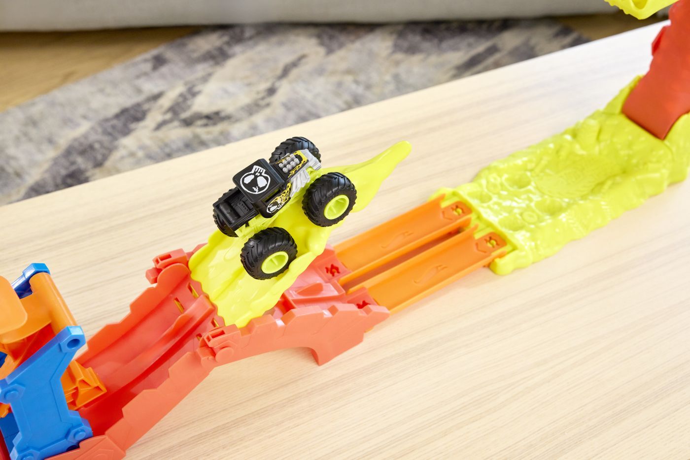 Set de joaca Hot Wheels Monster Trucks Pista cu Bone Shaker si Sarpele Urias