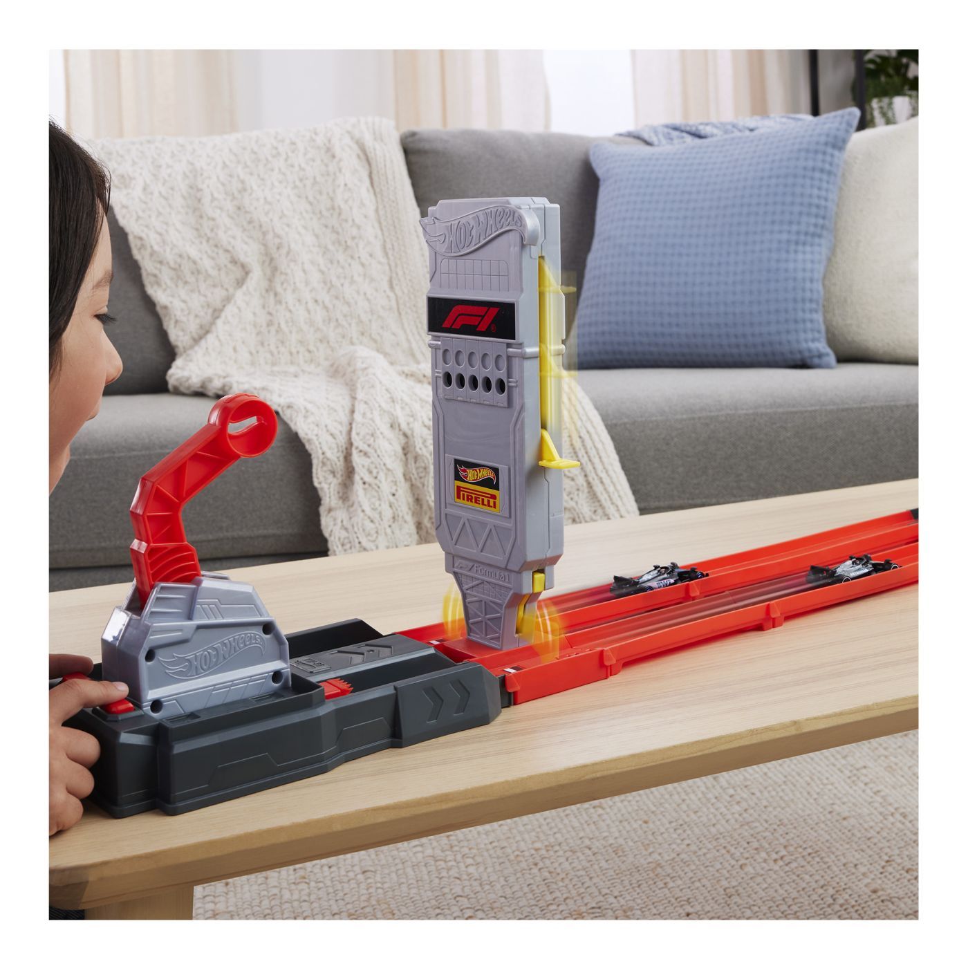 Circuit de curse Hot Wheels Formula 1 Grid Start cu 2 mașinuțe incluse