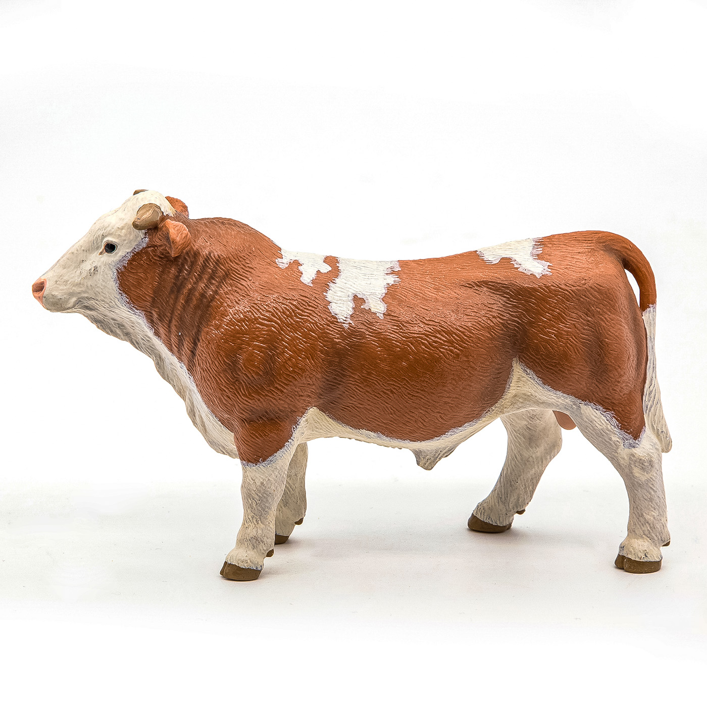Figurină taur Simmental Papo, animal de fermă realist, pictat manual