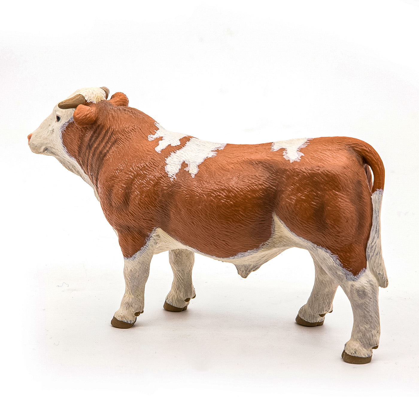 Figurină taur Simmental Papo, animal de fermă realist, pictat manual