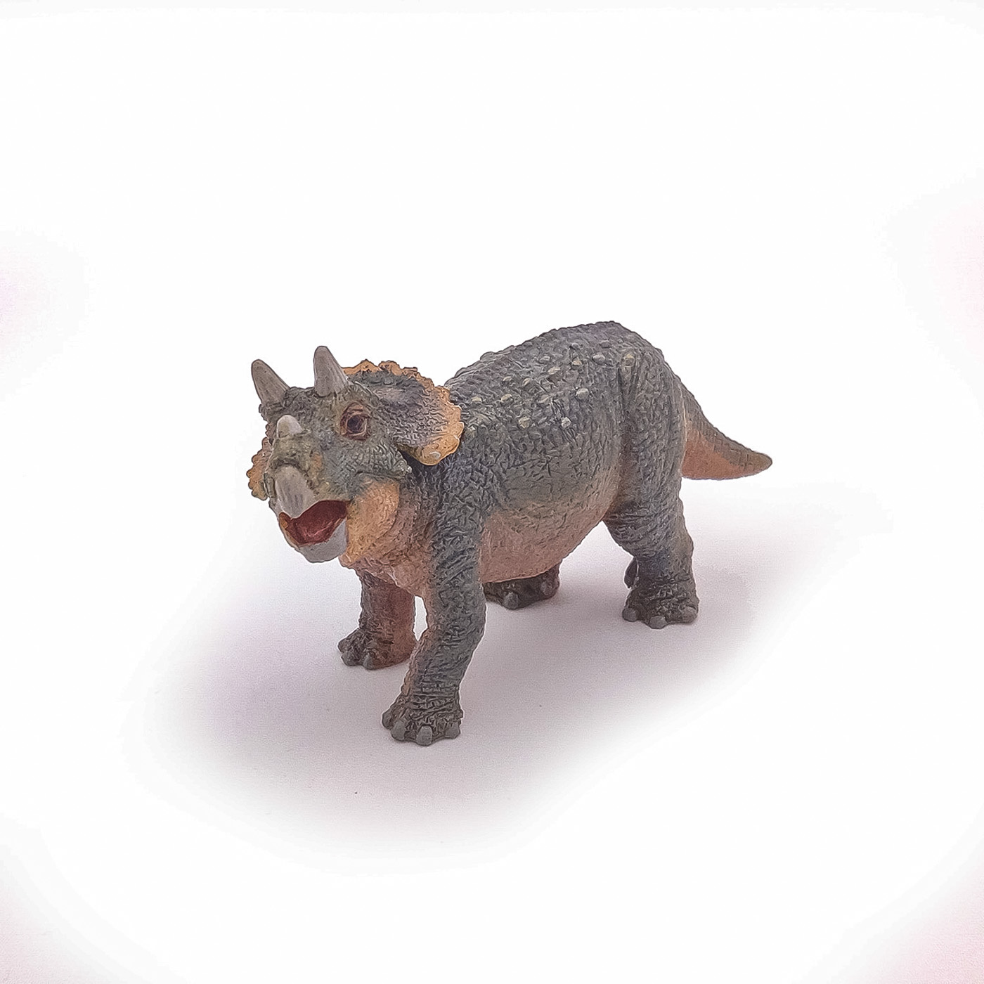 Figurina Papo Triceratops tanar, dinozaur realist pictat manual