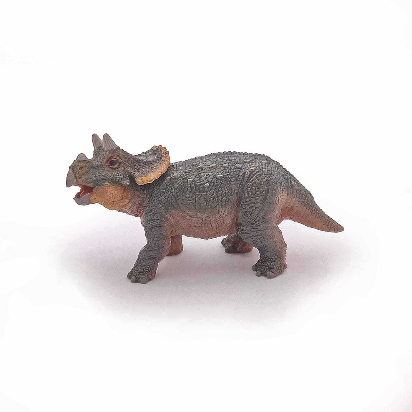 Figurina Papo Triceratops tanar, dinozaur realist pictat manual