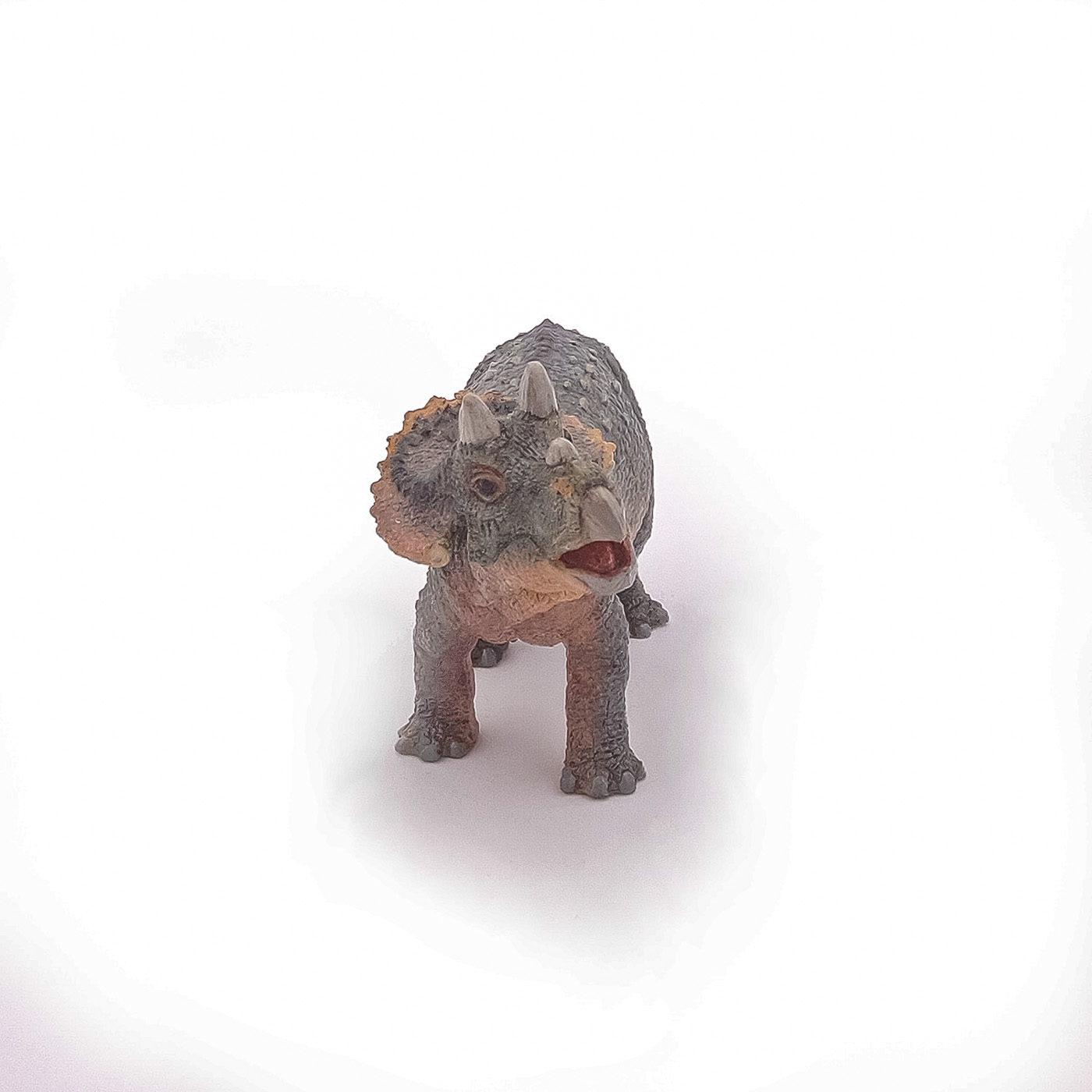 Figurina Papo Triceratops tanar, dinozaur realist pictat manual