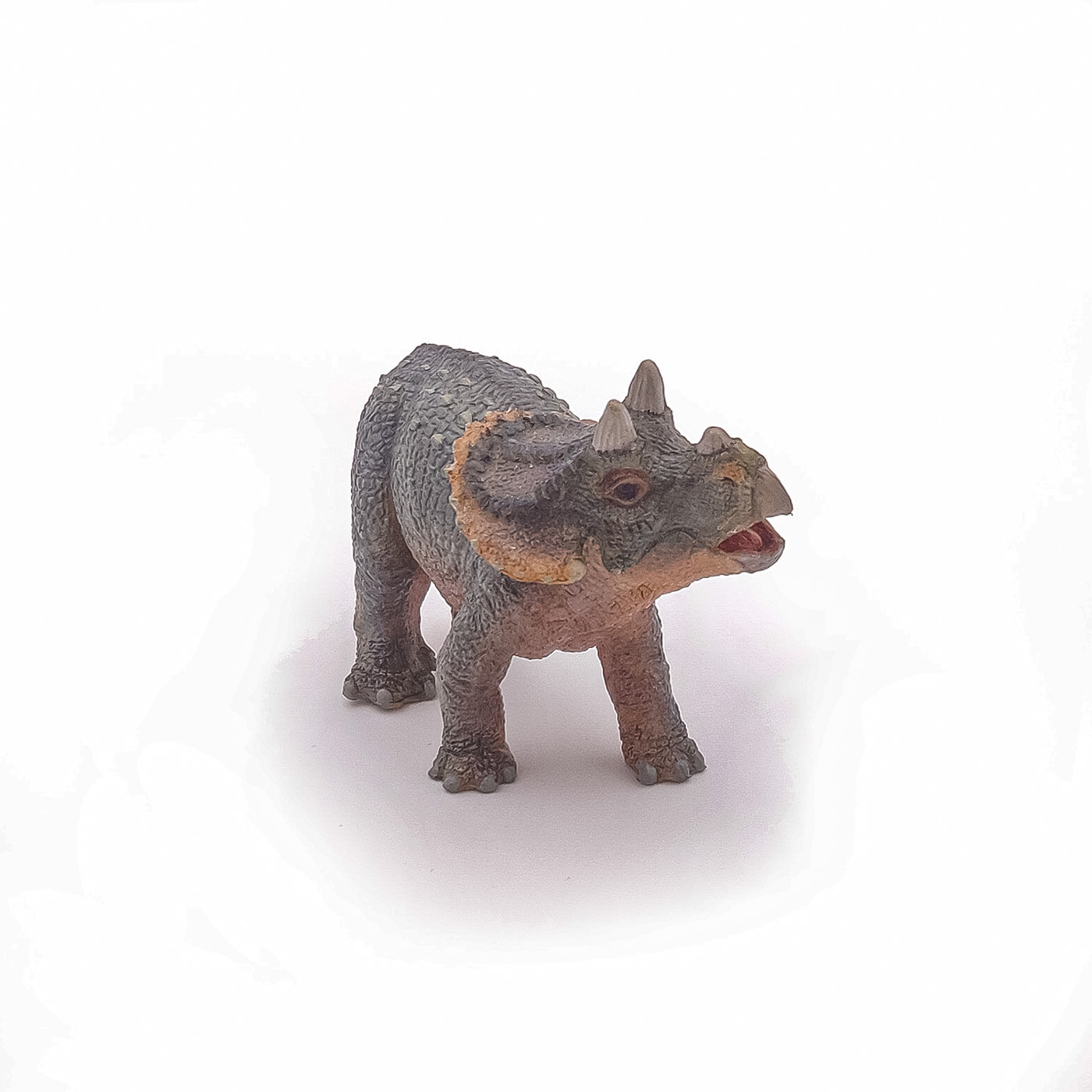 Figurina Papo Triceratops tanar, dinozaur realist pictat manual