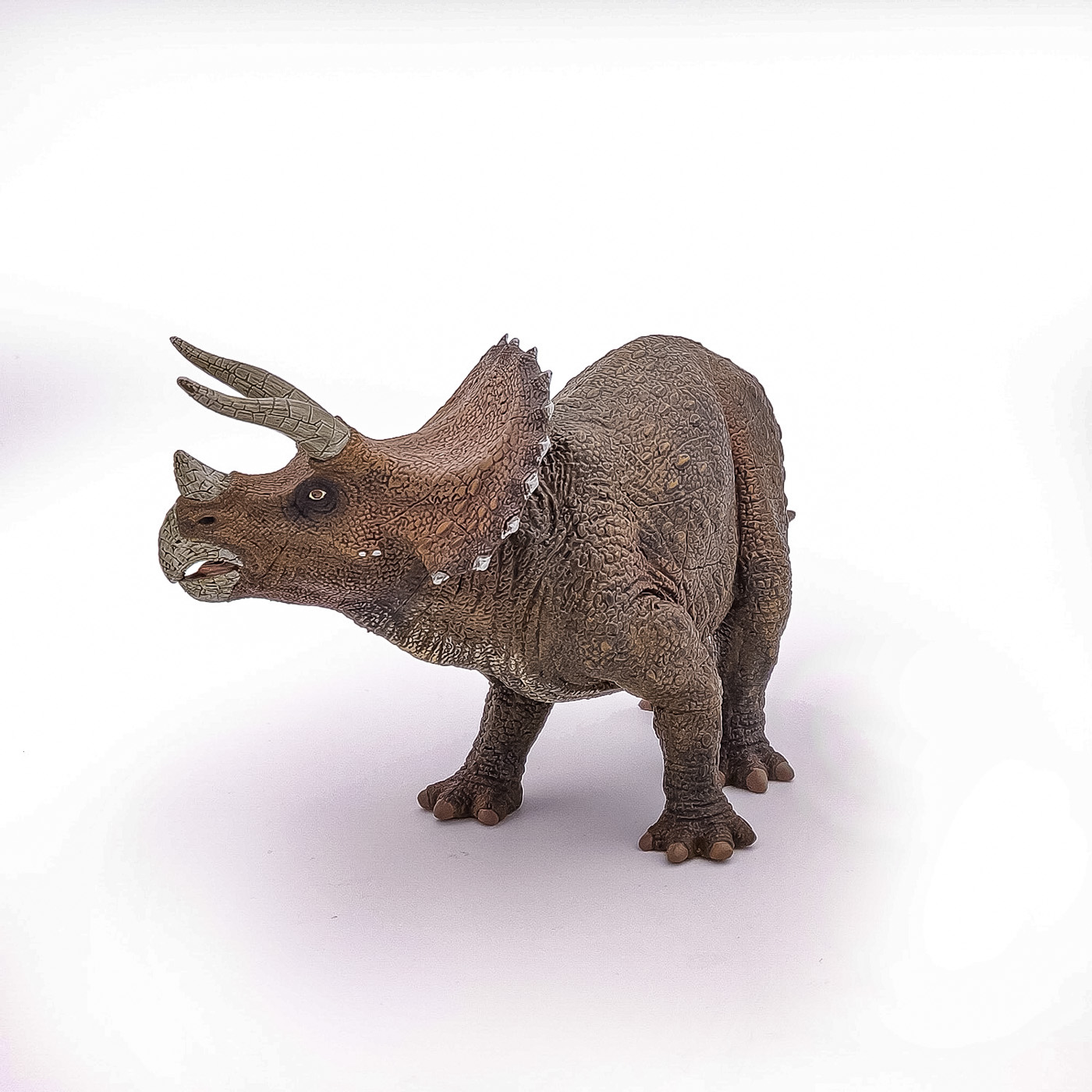 Figurina dinozaur Triceratops Papo, realistă, pictată manual