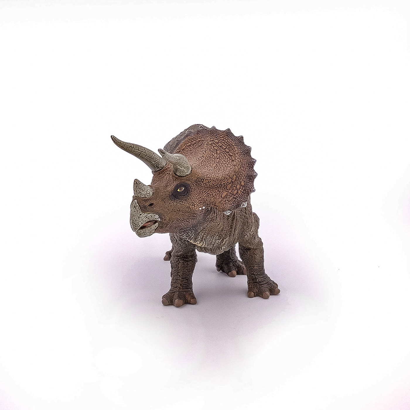 Figurina dinozaur Triceratops Papo, realistă, pictată manual