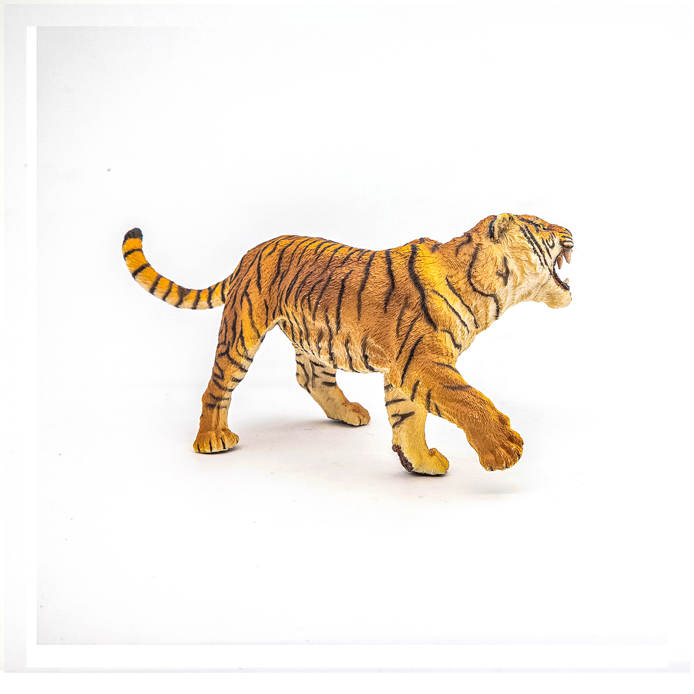 Figurina tigru ragand Papo, pictata manual, realistă, 15 cm