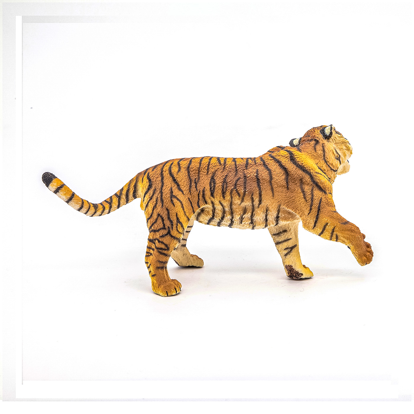 Figurina tigru ragand Papo, pictata manual, realistă, 15 cm