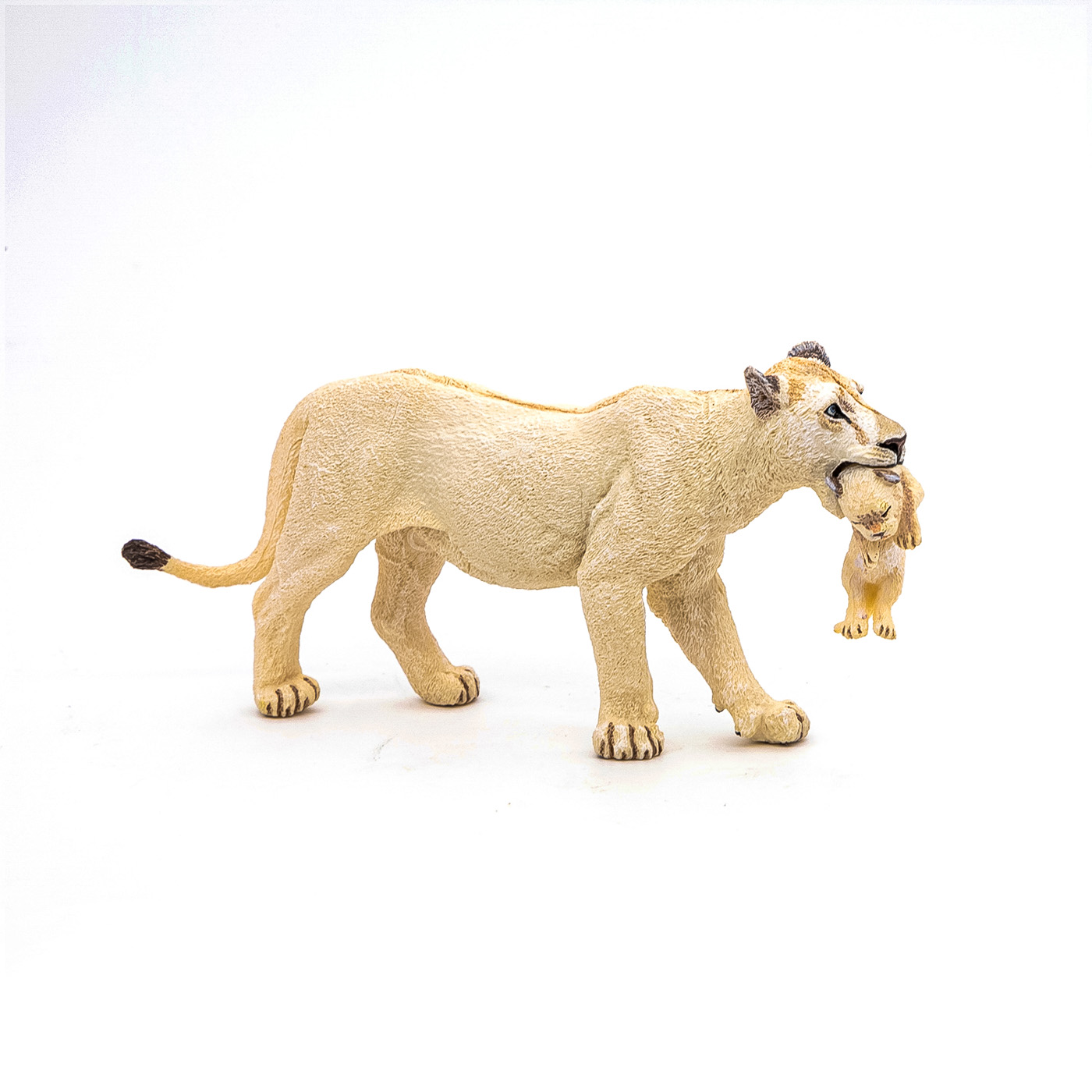 Figurina Papo leoaica alba cu pui, pictata manual, jucarie educativa