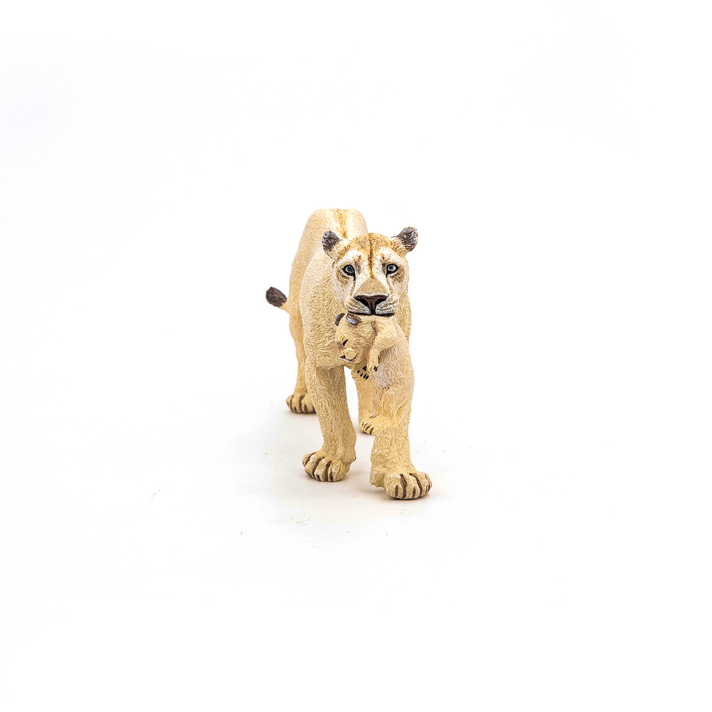 Figurina Papo leoaica alba cu pui, pictata manual, jucarie educativa