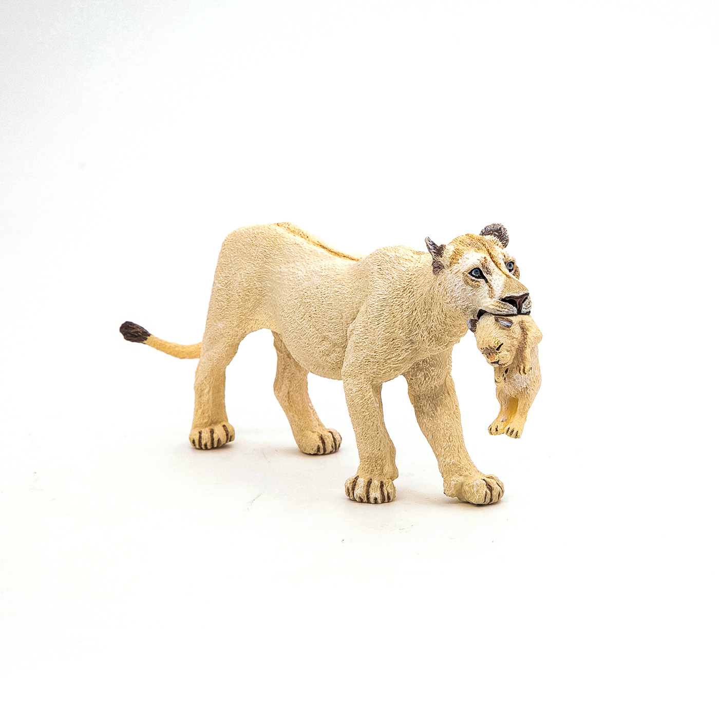 Figurina Papo leoaica alba cu pui, pictata manual, jucarie educativa