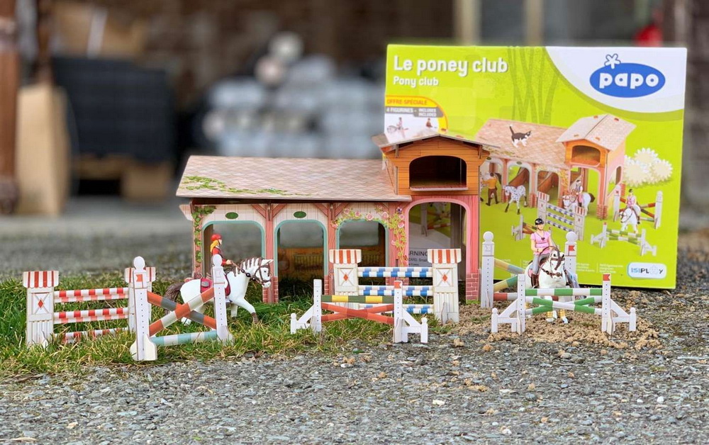 Set figurine Papo Poney Club cu boxă din carton și 4 figurine ecvestre