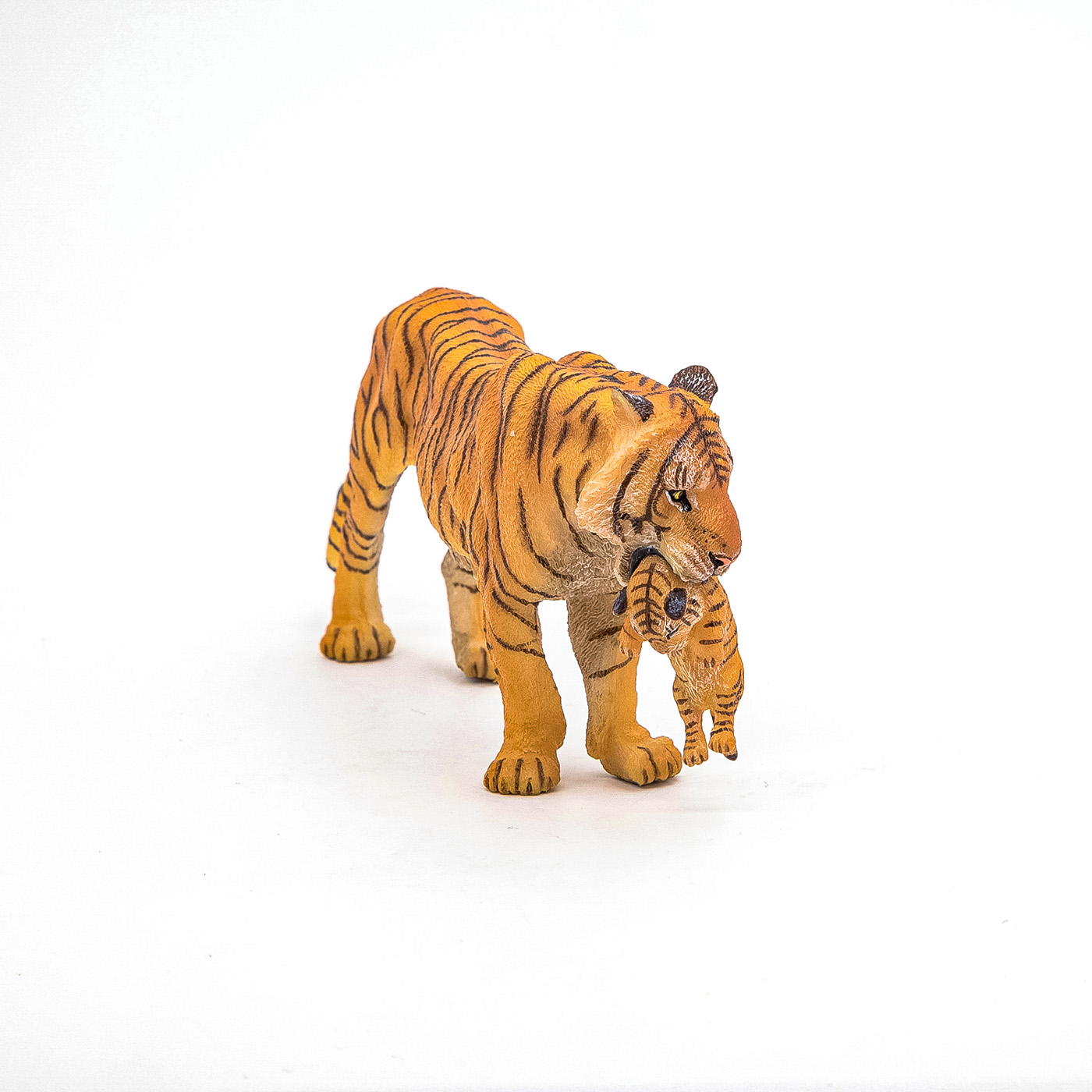 Figurina Papo tigru cu pui, pictata manual, pentru copii 3+ ani