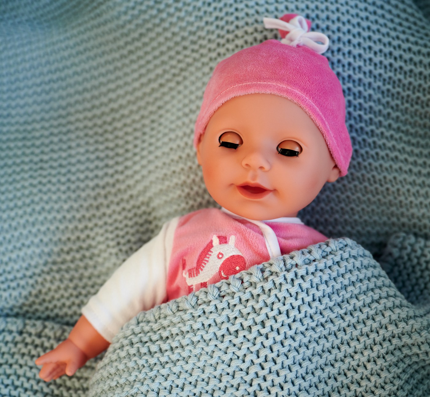 Papusa bebelus Laura Babbling 38 cm cu 24 sunete, suzeta si biberon