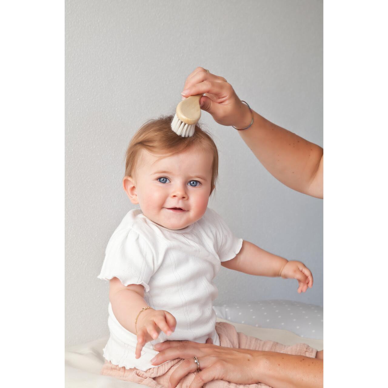 Perie pentru bebelusi cu par natural de capra si maner din lemn Grunspecht