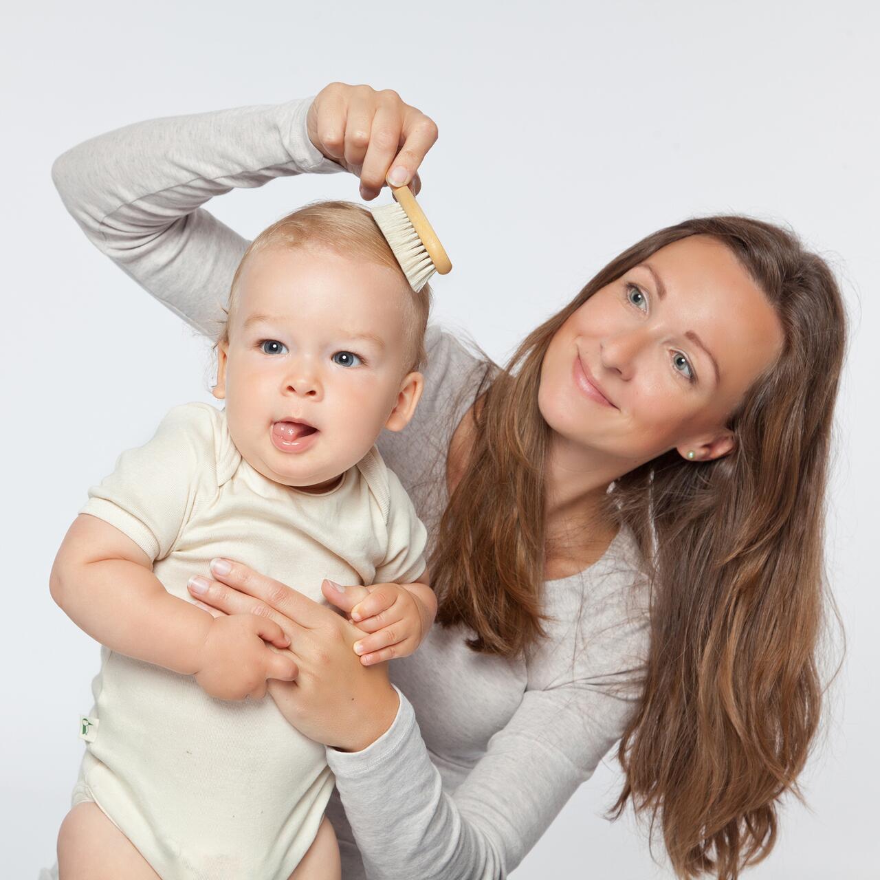 Perie pentru bebelusi cu par natural de capra si maner din lemn Grunspecht