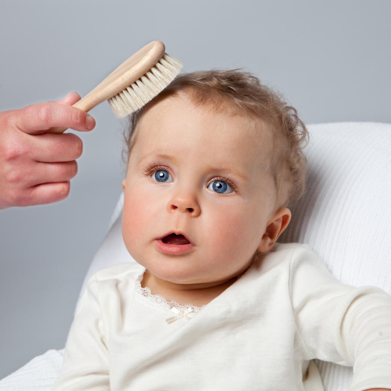 Perie pentru bebelusi cu par natural de capra si maner din lemn Grunspecht