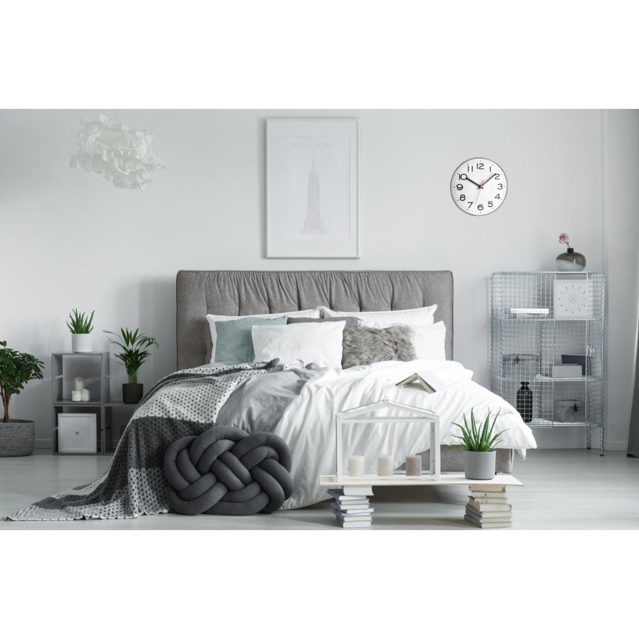 Ceas de perete analog TFA, alb cu argintiu, cifre mari, 28 cm