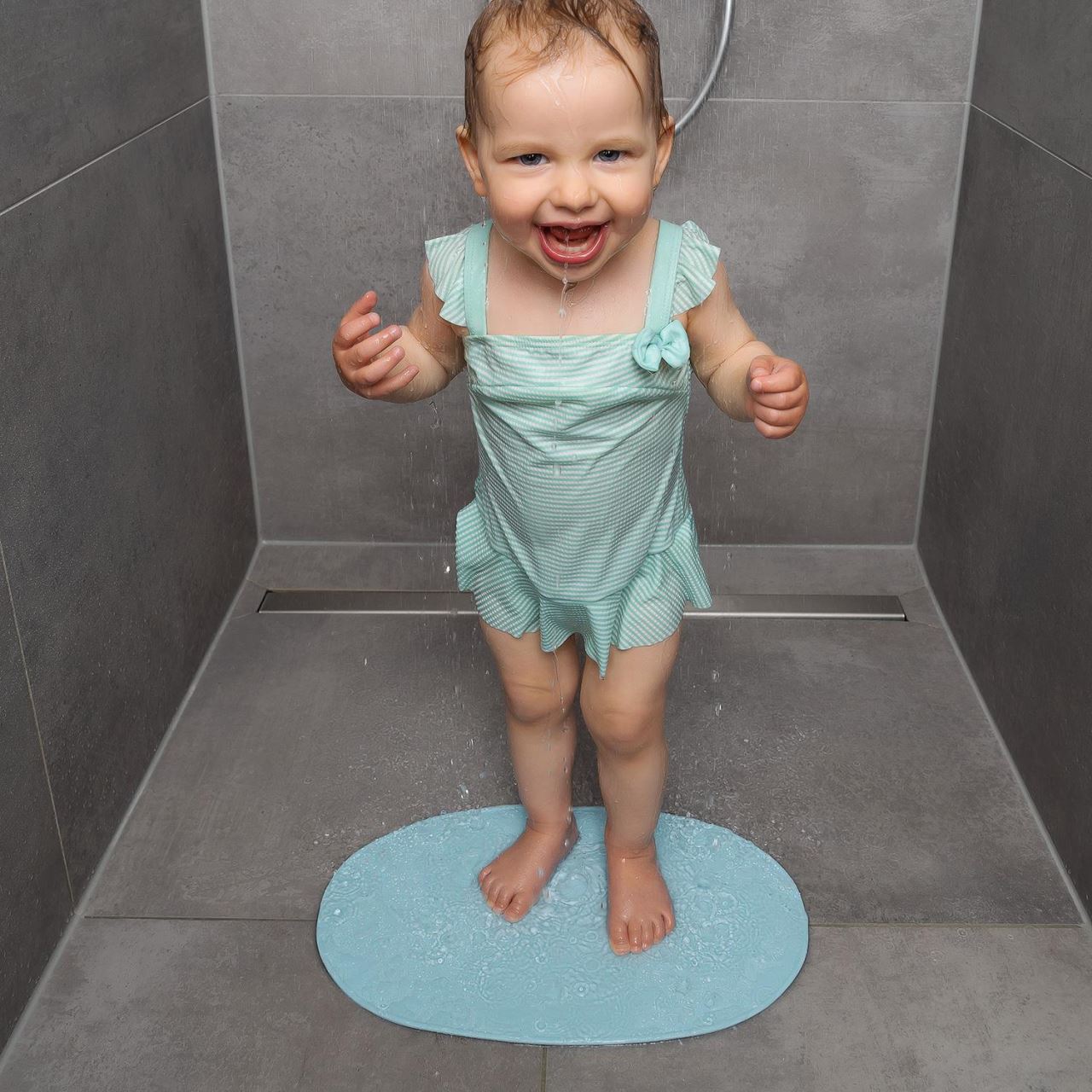 Covoras de baie antialunecare cu ventuze, din cauciuc natural, antibacterian, oval, 42 x 25 cm, albastru, MyHappyBath Mat, Reer 76023