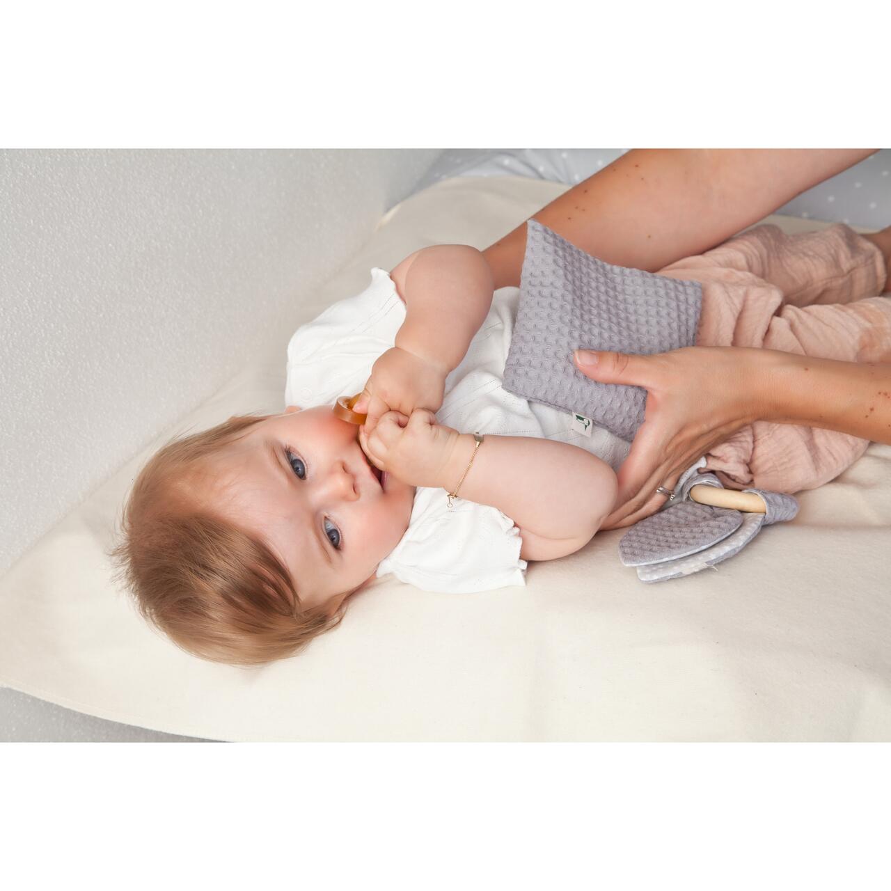 Jucărie tactilă pentru bebeluși cu inel din lemn și urechi textile roz