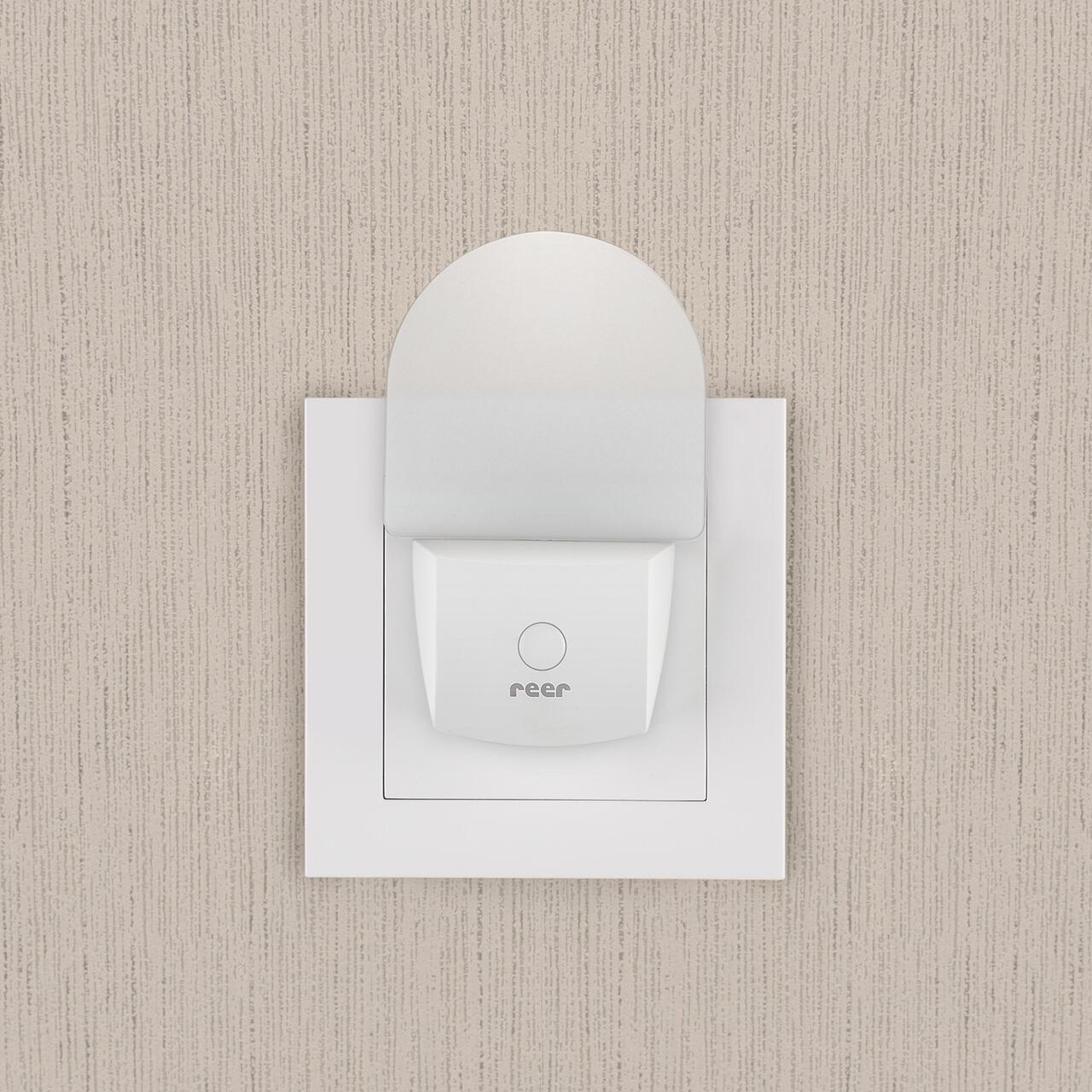 Lampa de veghe LED pentru priza cu comutator Reer NightGuide